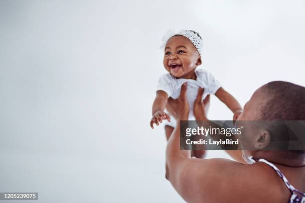 om haar te horen giechelen is gewoon de schattigste - baby stockfoto's en -beelden