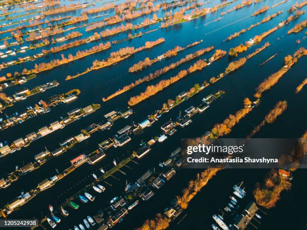 luftaufnahme der malerischen stadt auf dem wasser mit häusern auf den inseln und booten in den niederlanden - north holland stock-fotos und bilder