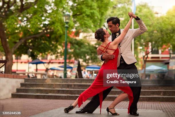 street tango darsteller in san telmo. - tango dancers stock-fotos und bilder