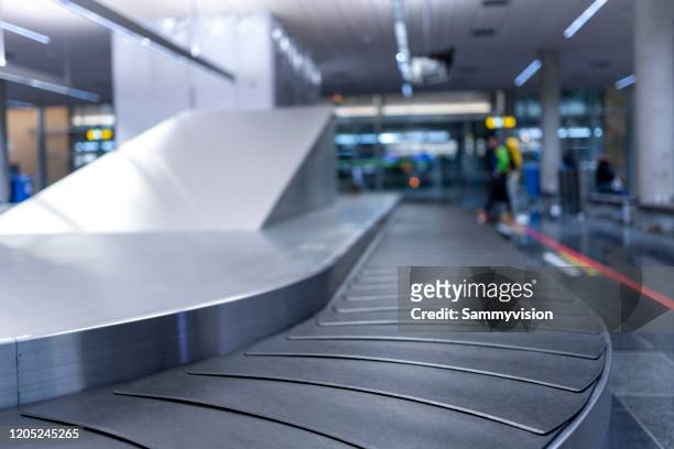 conveyour belt at airport - gepäckband stock-fotos und bilder