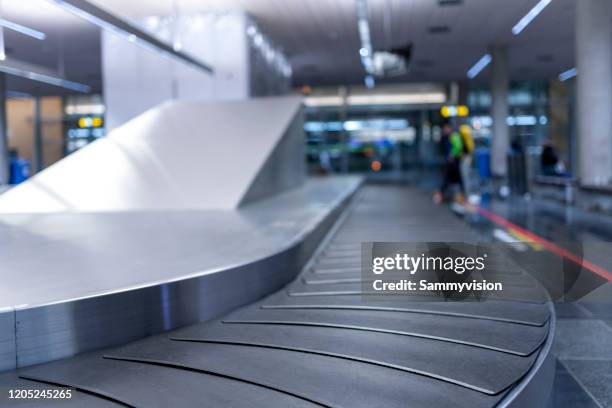 conveyour belt at airport - zona de equipajes fotografías e imágenes de stock