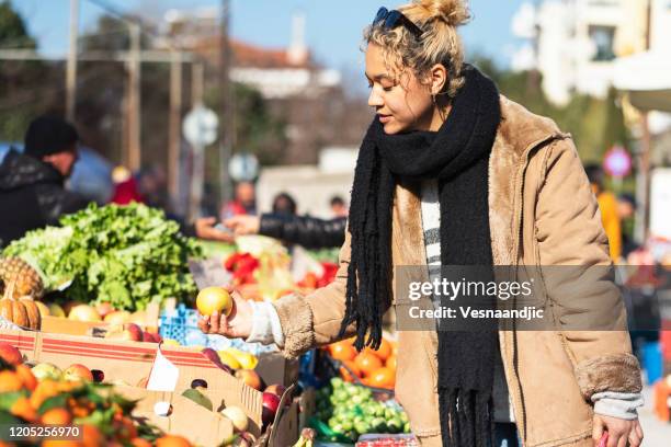 donna al mercato aperto del cibo - winter vegetables foto e immagini stock