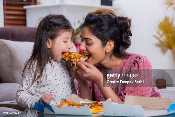 mutter und tochter essen pizza stock foto - indian mom stock-fotos und bilder