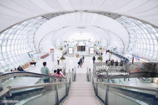 aeropuerto internacional de suvarnabhumi bangkok tailandia - suvarnabhumi airport fotografías e imágenes de stock