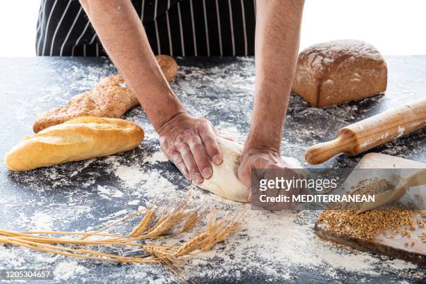 baker hombre manos panhaciendo pan amasando pan - hacer pan fotografías e imágenes de stock