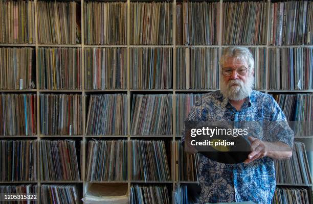 coleccionista de discos frente a su colección - collect fotografías e imágenes de stock