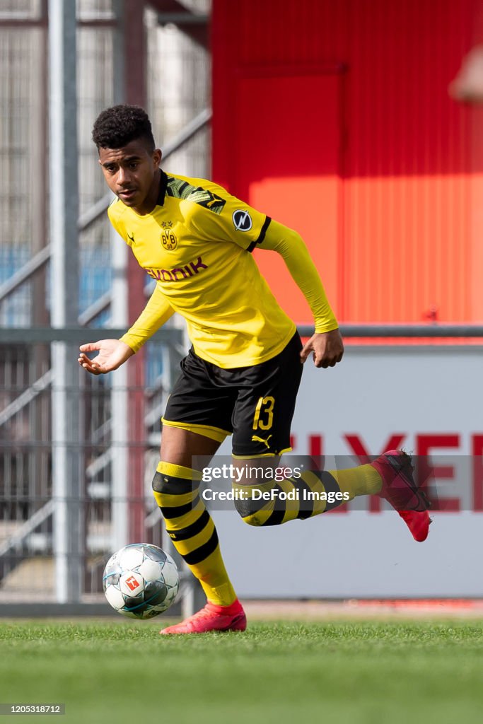 Bayer 04 Leverkusen U19 v Borussia Dortmund U19
