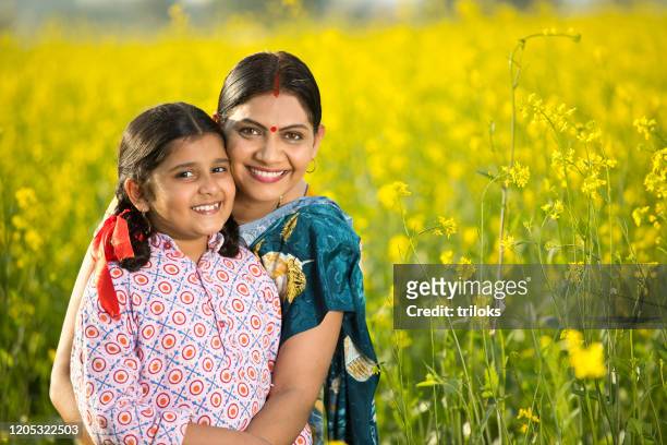 moeder met dochter op landbouwgebied - indian mother and daughter stockfoto's en -beelden