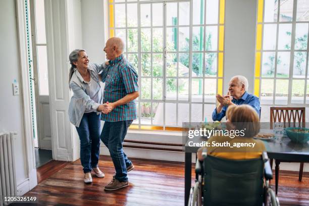 fijne lunch - aging happy stockfoto's en -beelden