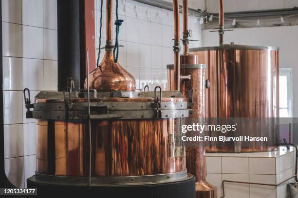 desillery for making grappa - alambique equipamento industrial - fotografias e filmes do acervo