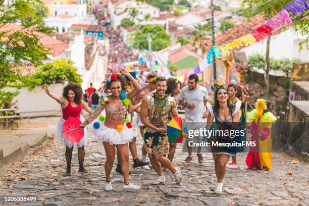 olinda straat carnaval - brazilian dancer stockfoto's en -beelden