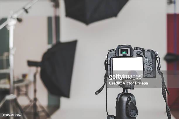 mock up of a professional camera, in a photo studio, against the background of softbox light sources. - attrezzatura fotografica foto e immagini stock
