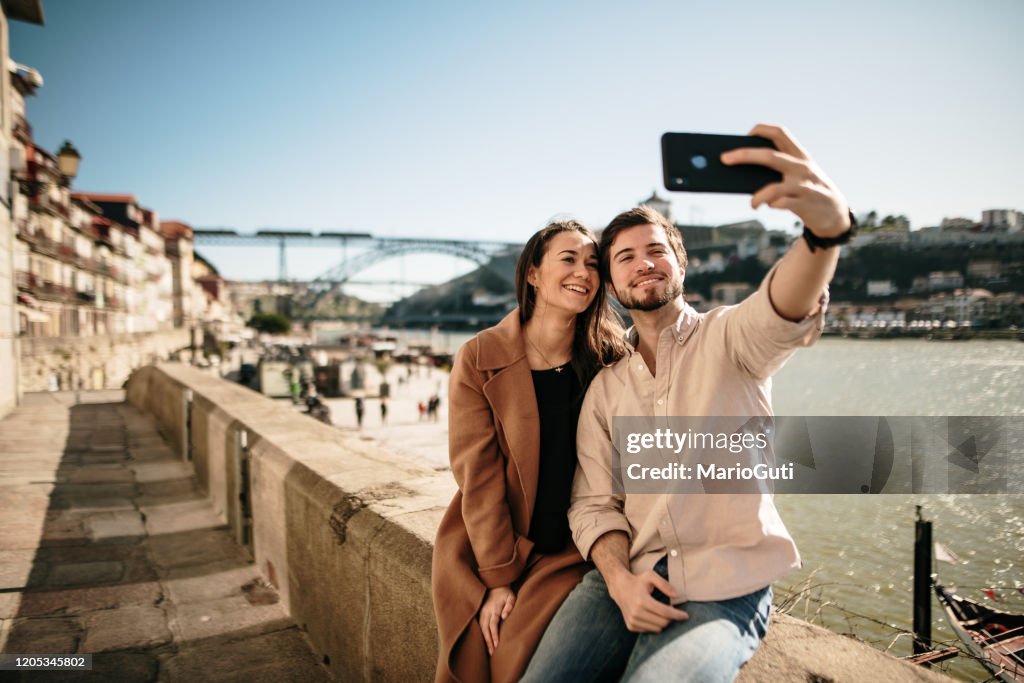 Junges Paar macht ein Selfie-Foto mit einem modernen Smartphone