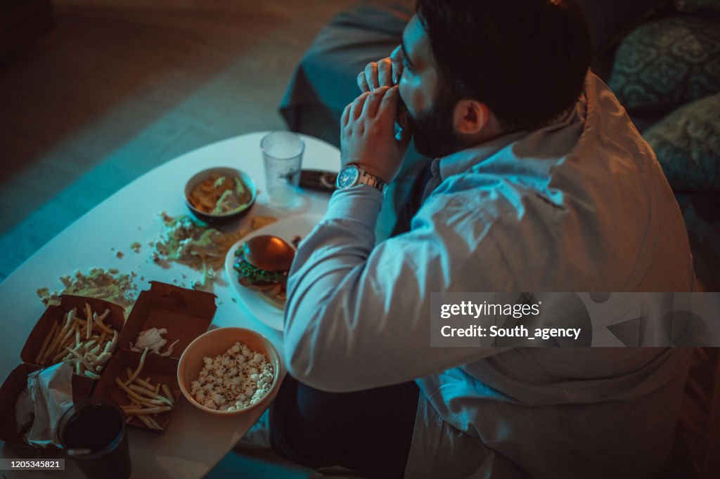 Fetter Mann isst Fast Food