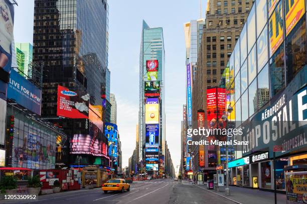 yellow cab in times square manhattan, new york - times square manhattan bildbanksfoton och bilder