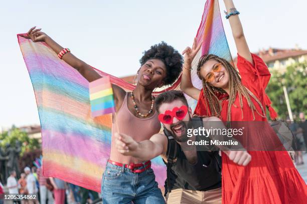 junge leute feiern bei der loveparade - pride fest stock-fotos und bilder