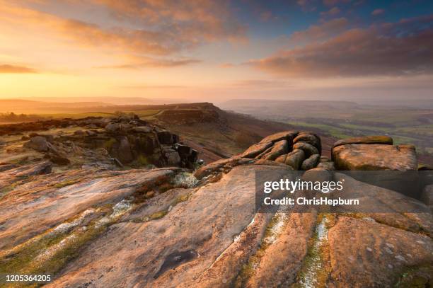 curbar edge sunrise, peak district nationalpark, england, vereinigtes königreich - crag stock-fotos und bilder