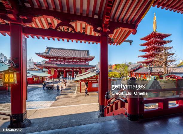 blick vom sensoji (senso-ji) tempeleingang in asakusa, tokio, japan - asakusa senso temple stock-fotos und bilder