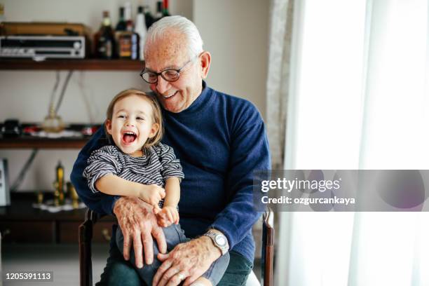 tienen un vínculo especial - old man fotografías e imágenes de stock