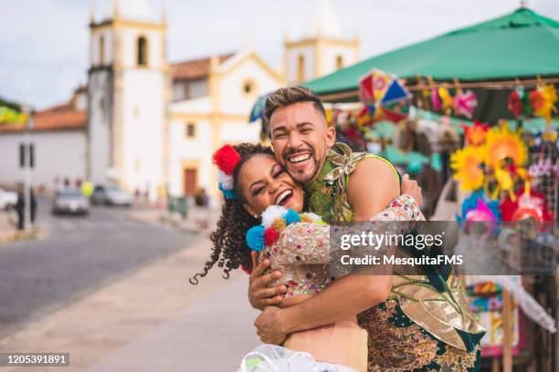 freunde genießen straßenkarneval - fiesta latina stock-fotos und bilder