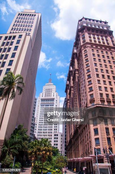 vista de los edificios (edificio altino arantes en el centro y edificio martinelli a la derecha) y el centro financiero. são paulo, brasil. - financeiro stock pictures, royalty-free photos & images