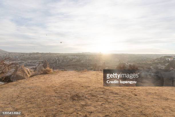 empty parking lot in cappadocia at sunrise - cappadocia hot air balloon stock-fotos und bilder