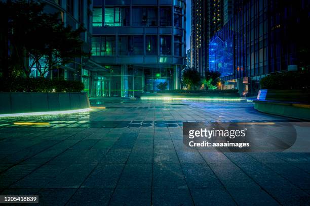 empty pavement with modern architecture at night - night stock pictures, royalty-free photos & images
