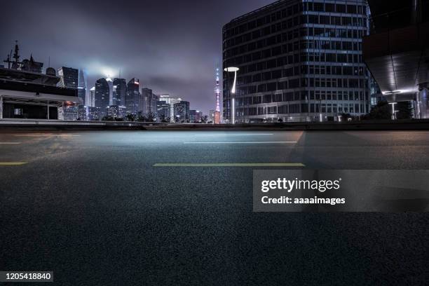 empty road with modern architecture at night - night at the net stockfoto's en -beelden