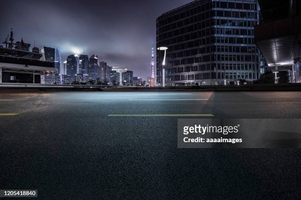 empty road with modern architecture at night - city street night background stock pictures, royalty-free photos & images