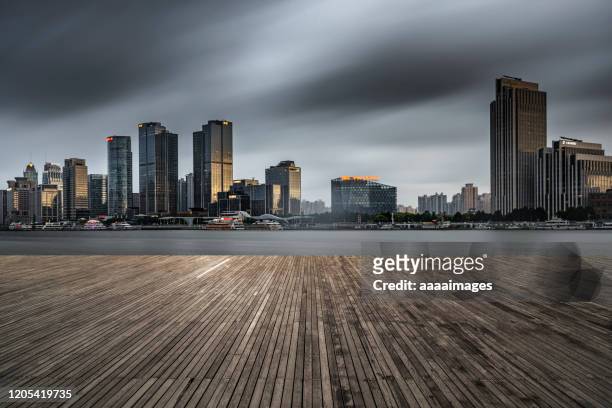 empty boardwalk with skyline background - waterfront stock photos et images de collection