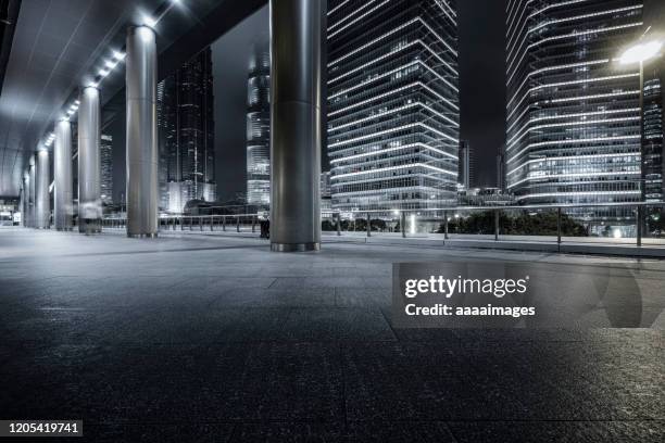 empty pavement with modern architecture at night - night at the net stockfoto's en -beelden