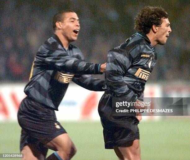 Attaquant de l'Inter de Milan Ronaldo félicite son coéquipier Francesco Moriero qui vient de marquer un but, lors de la rencontre Olympique...