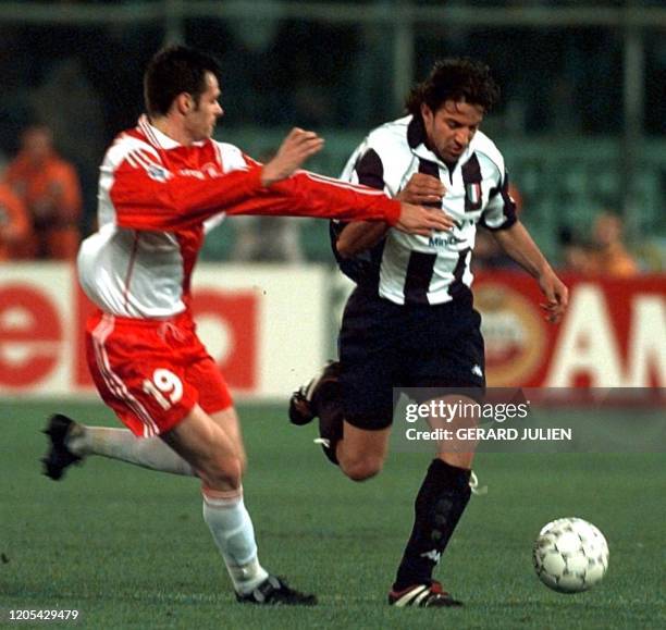 L'attaquant de la Juventus de Turin, Alessandro Del Piero est à la lutte avec le défenseur monégasque, Willy Sagnol , le 01 avril au stade des Alpes...