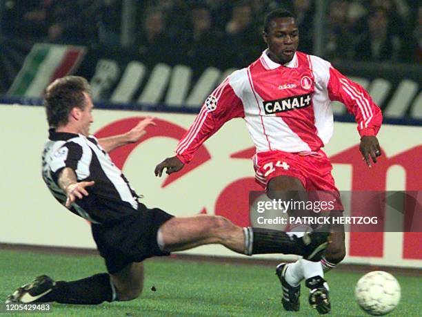 L'attaquant monégasque Victor Ikpeba est taclé par le milieu de terrain turinois Didier Deschamps, le 01 avril au stade delle Alpi à Turin, lors de...