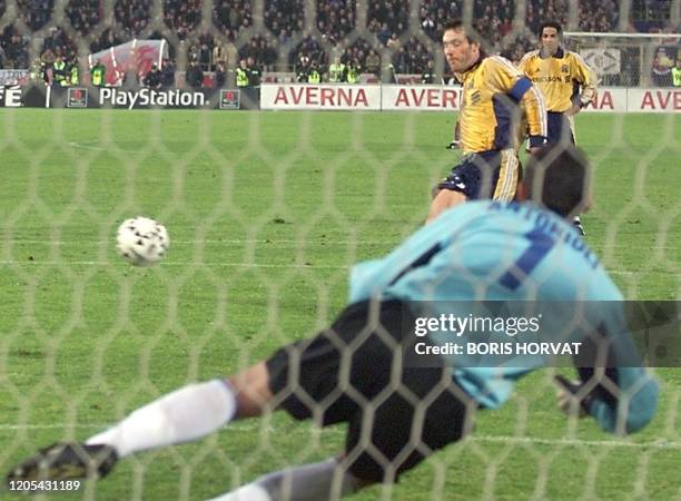 Le capitaine de l'Olympique de Marseille Laurent Blanc inscrit sur penalty le but égalisateur, le 20 avril 1999 au stade Renato Dall'Ara à Bologne...