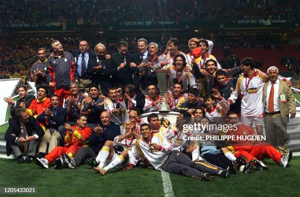 Staff members and players of Galatasaray pose for photographers after their victory 17 May 2000 at Copenhagen Parken Stadium in the UEFA Cup final...