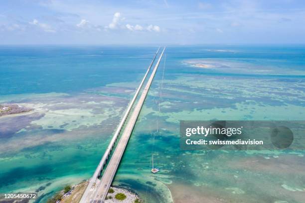 vista de drones de los cayos de florida, ee. uu. - seven mile bridge fotografías e imágenes de stock