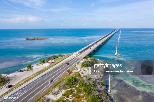 vista de drones de los cayos de florida, ee. uu. - seven mile bridge fotografías e imágenes de stock