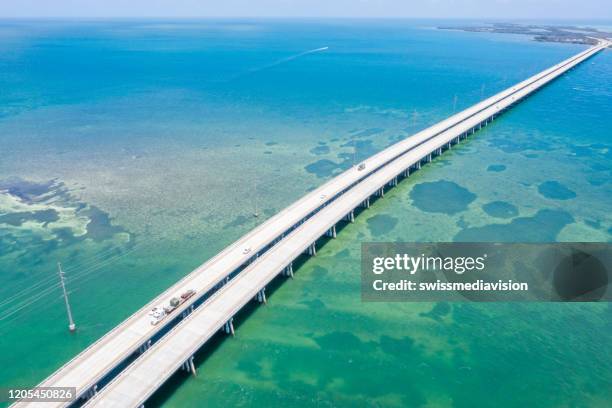 vista de drones de los cayos de florida, ee. uu. - seven mile bridge fotografías e imágenes de stock