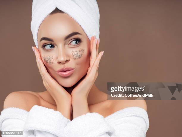 mujer aplicando máscara de belleza - mondo fotografías e imágenes de stock