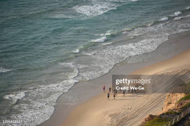 strandwandeling - aerial beach people stockfoto's en -beelden