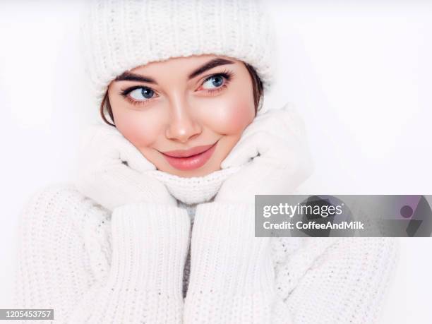 donna in abiti invernali - woman face hat foto e immagini stock