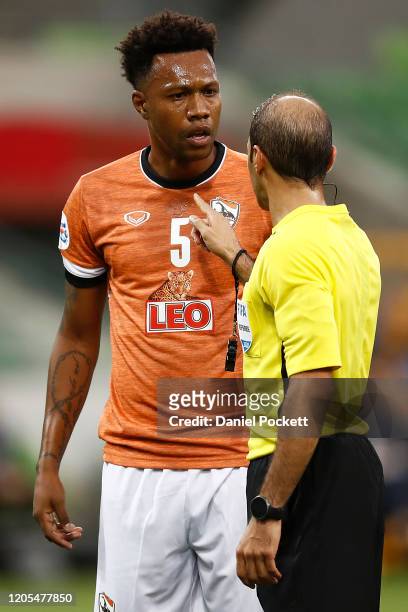 Brinner Henrique Souza of Chiangrai United speaks with referee Turki Mohammed Al Khudayr after a penalty is awarded to Ola Toivonen of the Victory...