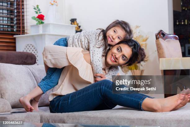 moeder en dochter die pret voorraadfoto hebben - children india stockfoto's en -beelden