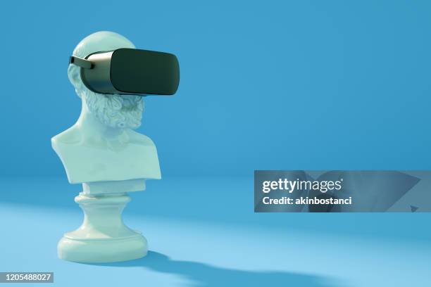 skulptur mit vr-brille headset auf blauem hintergrund - vergangenheit stock-fotos und bilder