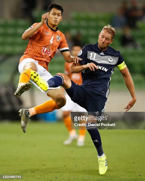 Ola Toivonen of the Victory and Piyaphon Phanitchakun of Chiangrai United contest the ball during the AFC Champions League Group E match between...
