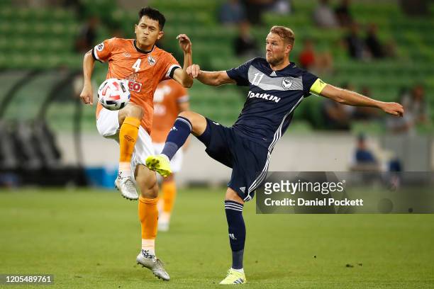 Ola Toivonen of the Victory and Piyaphon Phanitchakun of Chiangrai United contest the ball during the AFC Champions League Group E match between...