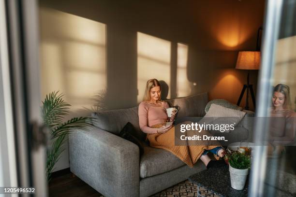 rubiajovens en casa usando el teléfono - traditionally scandinavian fotografías e imágenes de stock