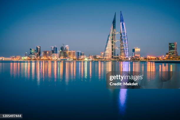 the skyline of illuminated manama city waterfront at night, manama city, bahrain - grand prix of bahrain stockfoto's en -beelden