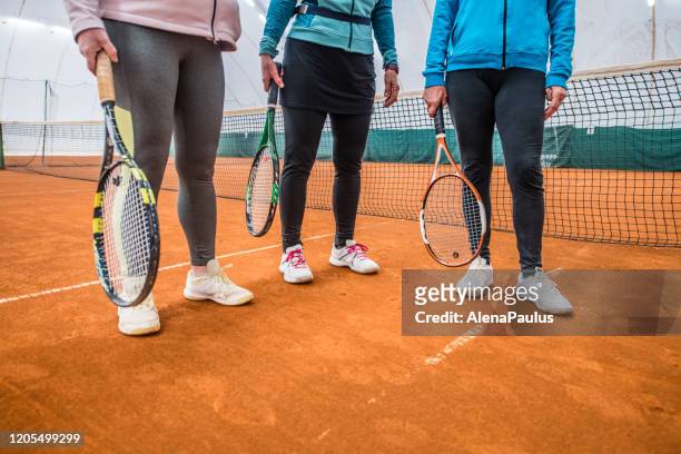 vrouwen vrienden spelen tennisbenen close up - old lady feet stockfoto's en -beelden